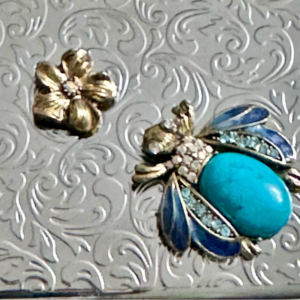 SPRING STREET DESIGN SEMI PRESIOUS CARD HOLDER WITH TURQUOISE STONE BEE - Picture 4 of 5